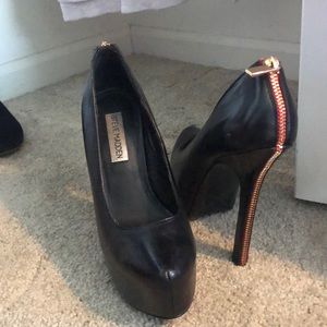 Steve Madden pumps with red and gold zipper